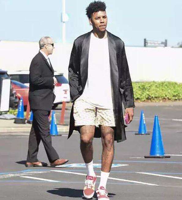 先以两拍贴 先以两拍贴